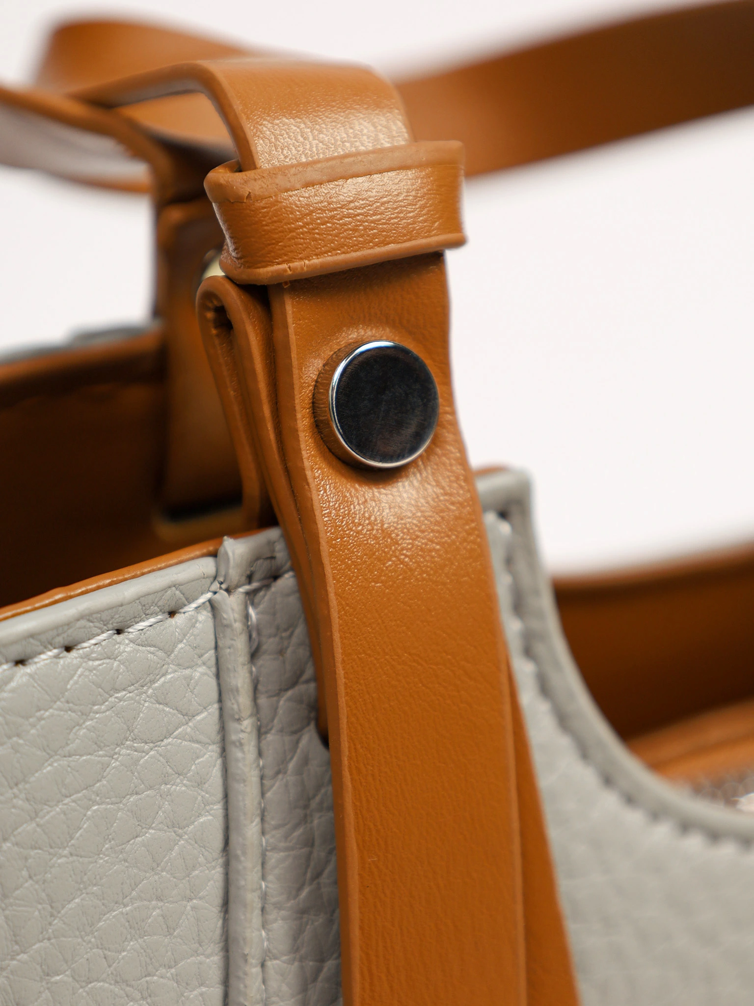 Сумка-тоут маленькая с декоративными ремешками в ассортименте